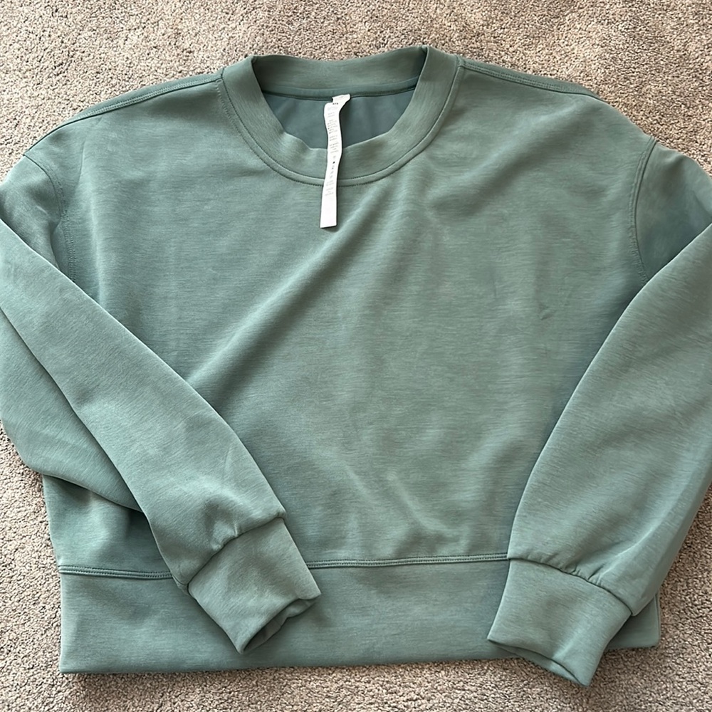 Lululemon size 4 cropped sweatshirt